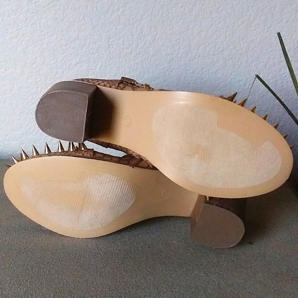 NWOB Liliana Steampunk Faux Snake Gold Spike Zip Ankle Boots. 7.5M - Picture 9 of 10